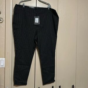 👑NWT cropped plus size pinstriped pants